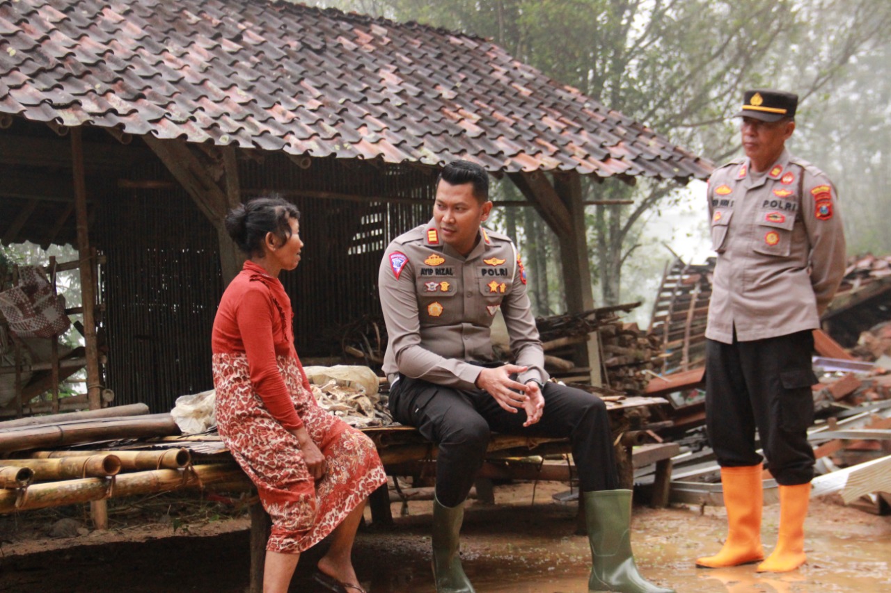 Polres Ponorogo Salurkan Bantuan Sembako Untuk Korban Tanah Longsor