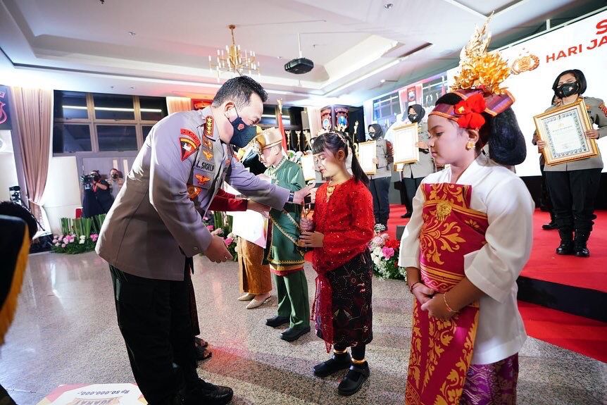 Kapolri Memberi Penghargaan Polwan Polda Jatim yang Meraih Juara 2 Lomba Video Kreatif Suara Hati Anak Polwan