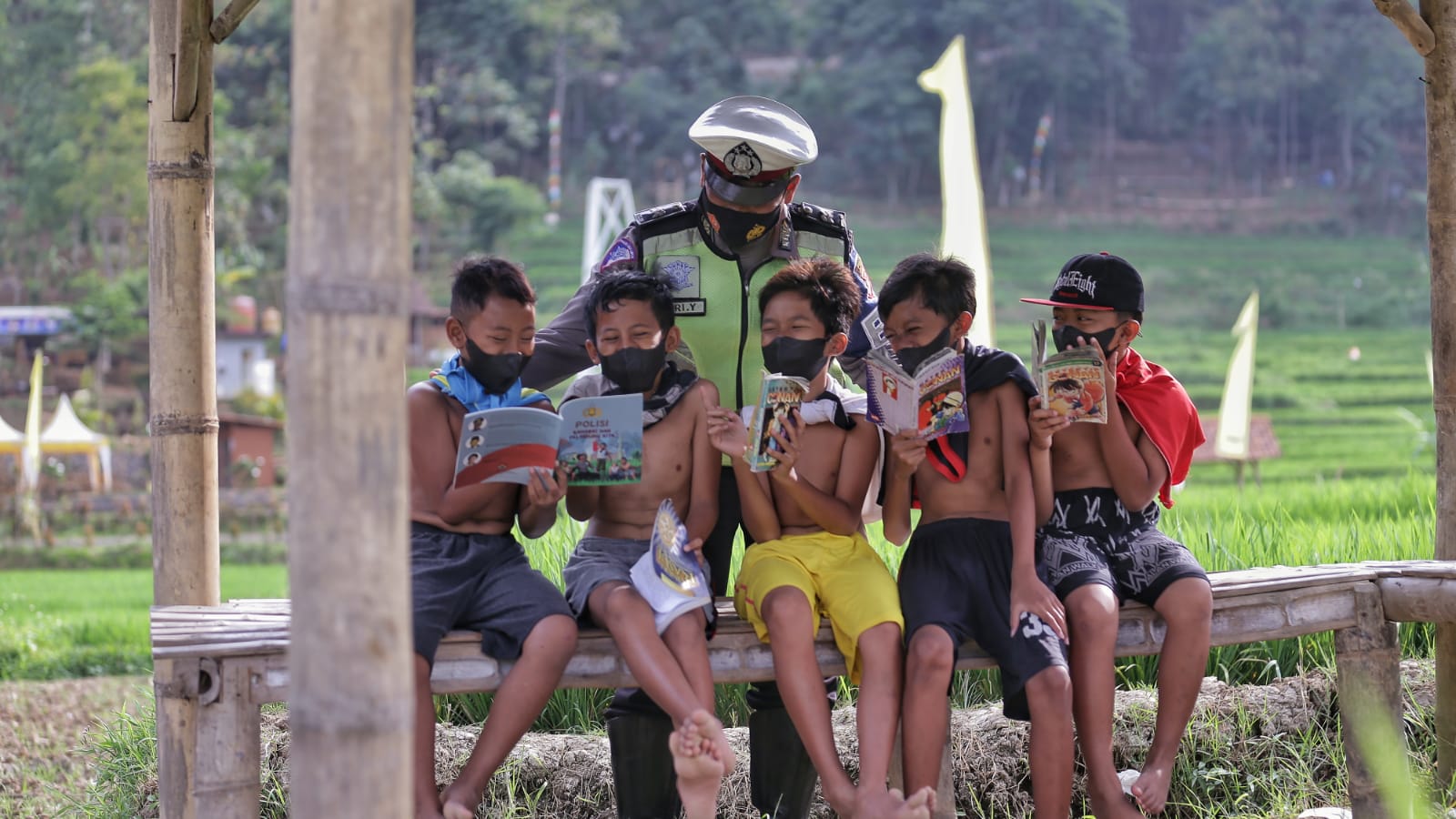 Berhasil Kelola Kampung Sinau Kini Bhabinkamtibmas Jangkau Anak-anak Desa Dengan Mobil Cerdas