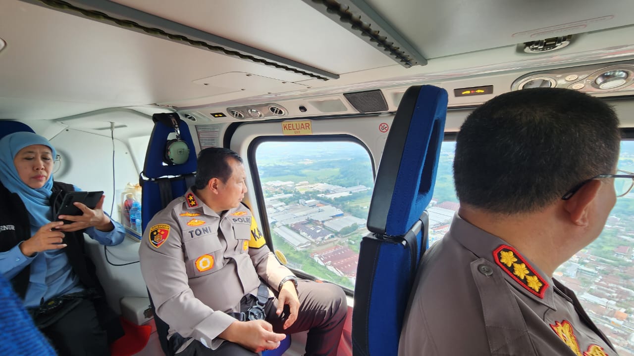 Kapolda Jatim Bersama Forkopimda, Pantau Arus Lalin dari Udara