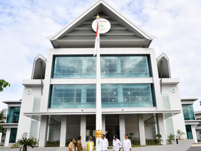 Awali-Hari-Kedua-di-Sulawesi-Barat-Presiden-Jokowi-Tinjau-Kantor-Gubernur-1024x768