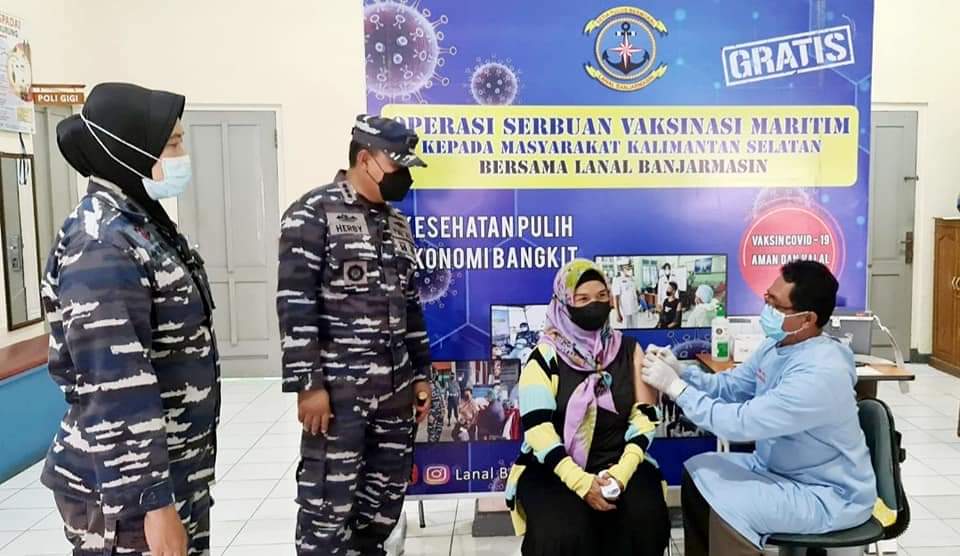 Kerja Nyata TNI AL LANAL Banjarmasin Gencarkan Serbuan Vaksinasi Maritim Kepada Masyarakat Kota dan Pesisir