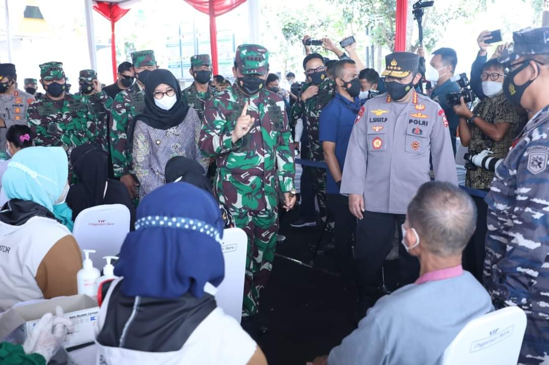 IPanglima TNI Bersama Kapolri Tinjau Serbuan Vaksinasi COVID-19 di Banyuwangi