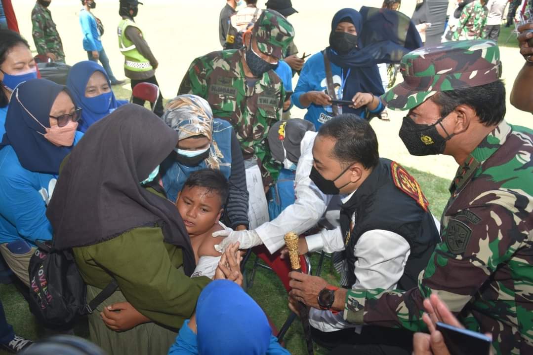 Panglima TNI Dan Kapolri Tinjau Serbuan Vaksinasi Merdeka di Lapangan Thor Surabaya