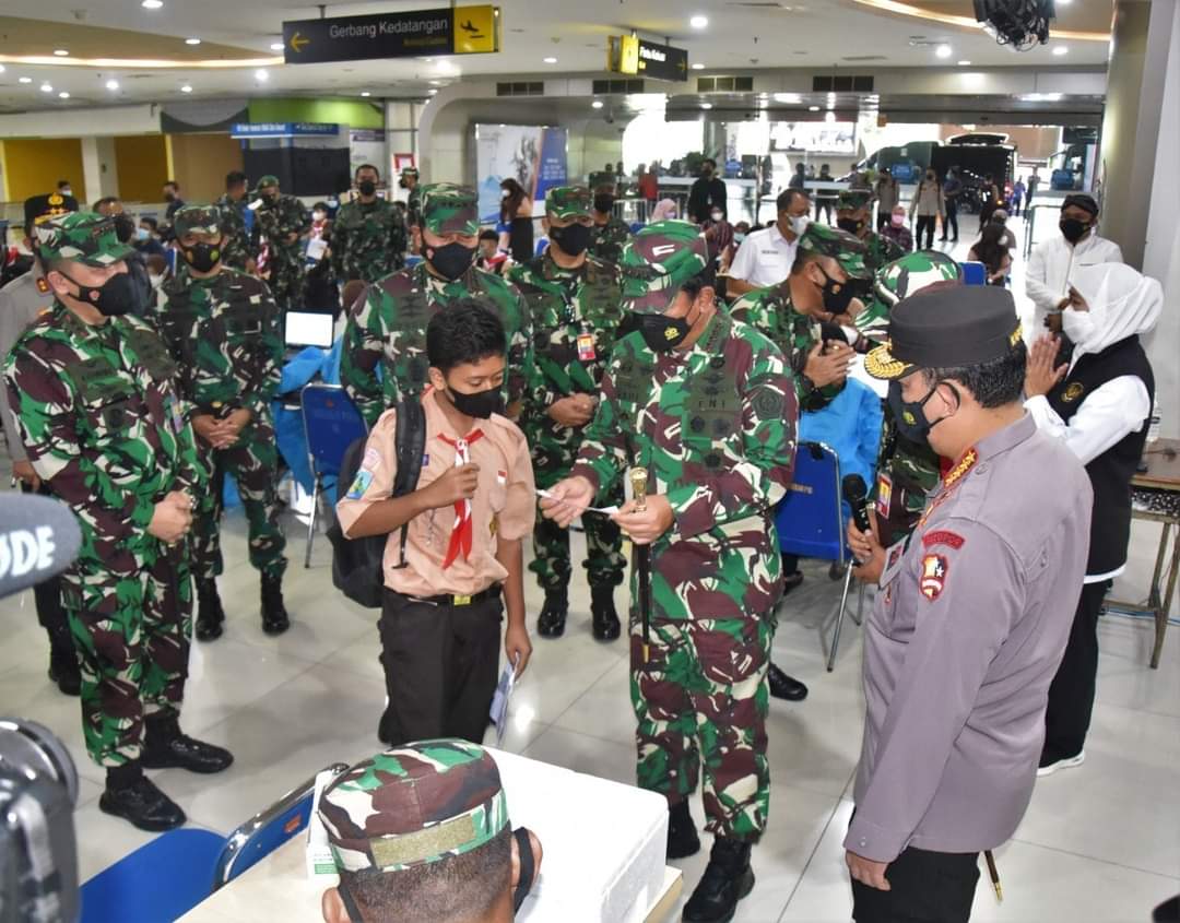 Panglima TNI Meninjau Langsung Vaksinasi Bagi Pelajar Usia 12 Tahun Keatas, Lansia, Masyarakat Dan Disabel Di Bandara Juanda