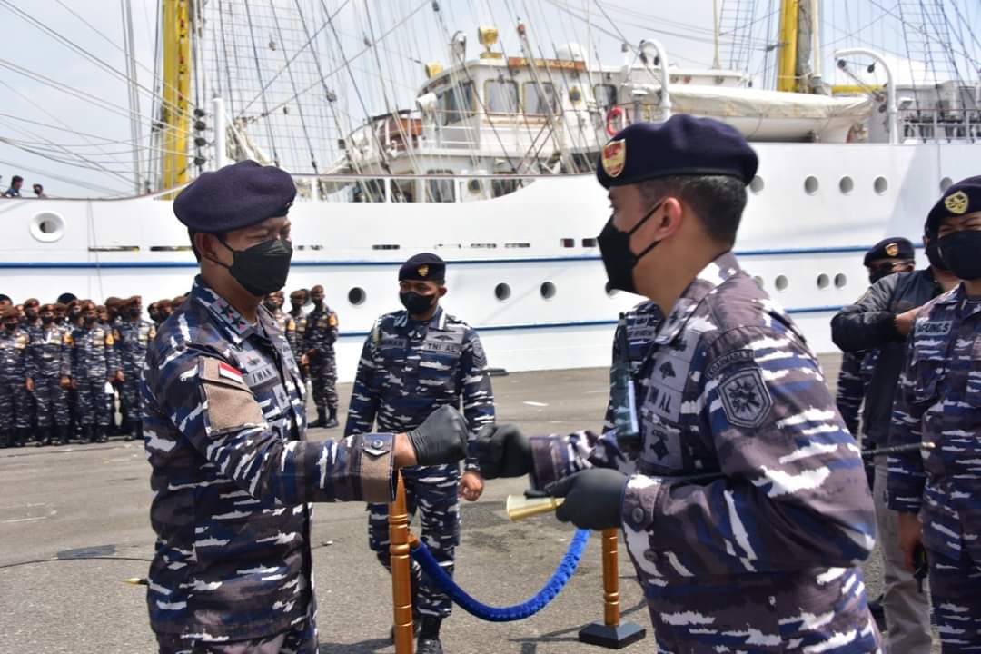 99 Hari Arungi Lautan Nusantara, Kapal Latih Tiang Tinggi Koarmada II Disambut di Dermaga Madura Surabaya