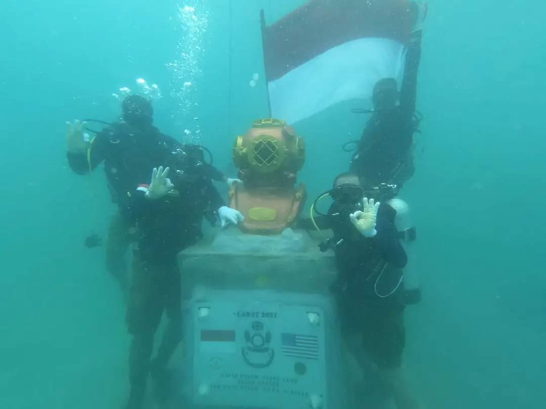 Di Kedalaman 33 Feet, Kadislambair Koarmada II Disematkan Brevet Penyelam TNI AL