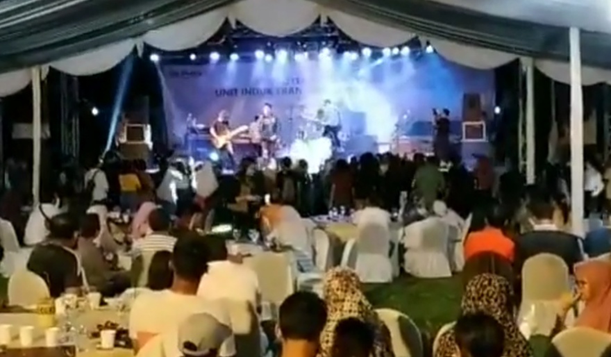 Video Detik-detik Tsunami Menghantam Panggung Show Band Seventeen