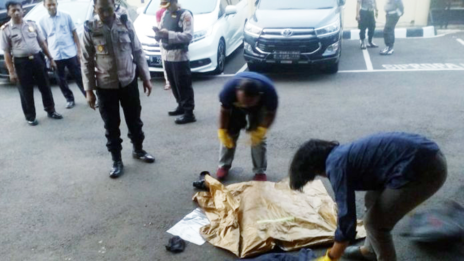 HL 3 - Jas Hujan Bikin Geger Warga Depok Lama