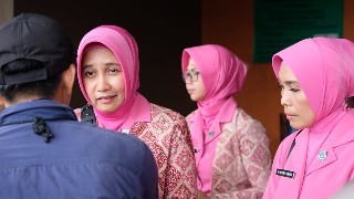 Ketua Bhayangkari Daerah Banten, Berikan Bantuan kepada Warga Pengungsi di Kec. Sumur.