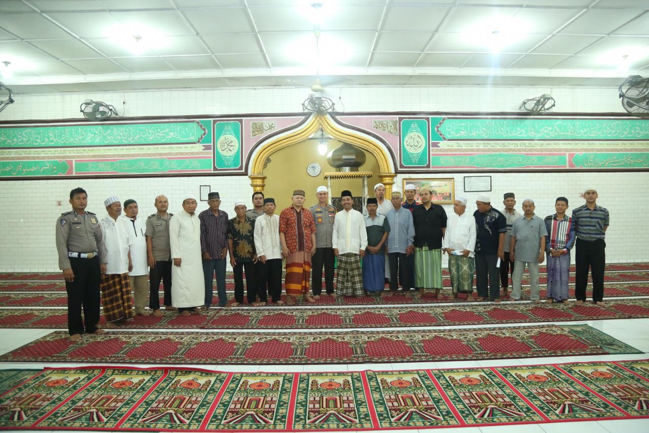 Tingkatkan Keamanan, Kapolrestabes Medan Sholat Subuh Berjama’ah