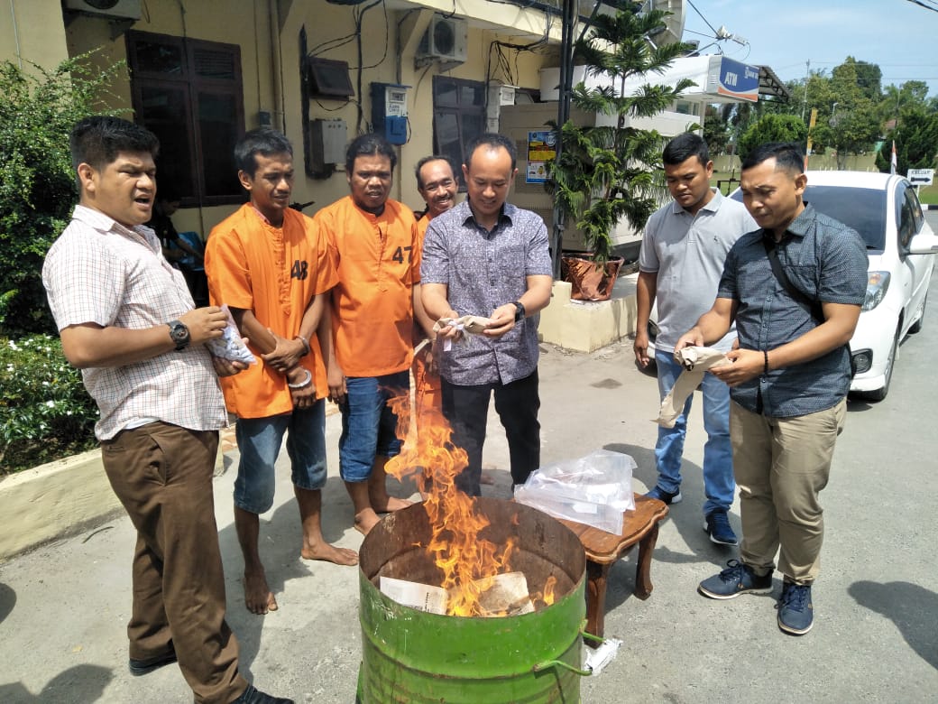 Satresnarkoba Polres Sergai Musnahkan 479,78 Gram Daun Ganja Dari 3 Tersangka