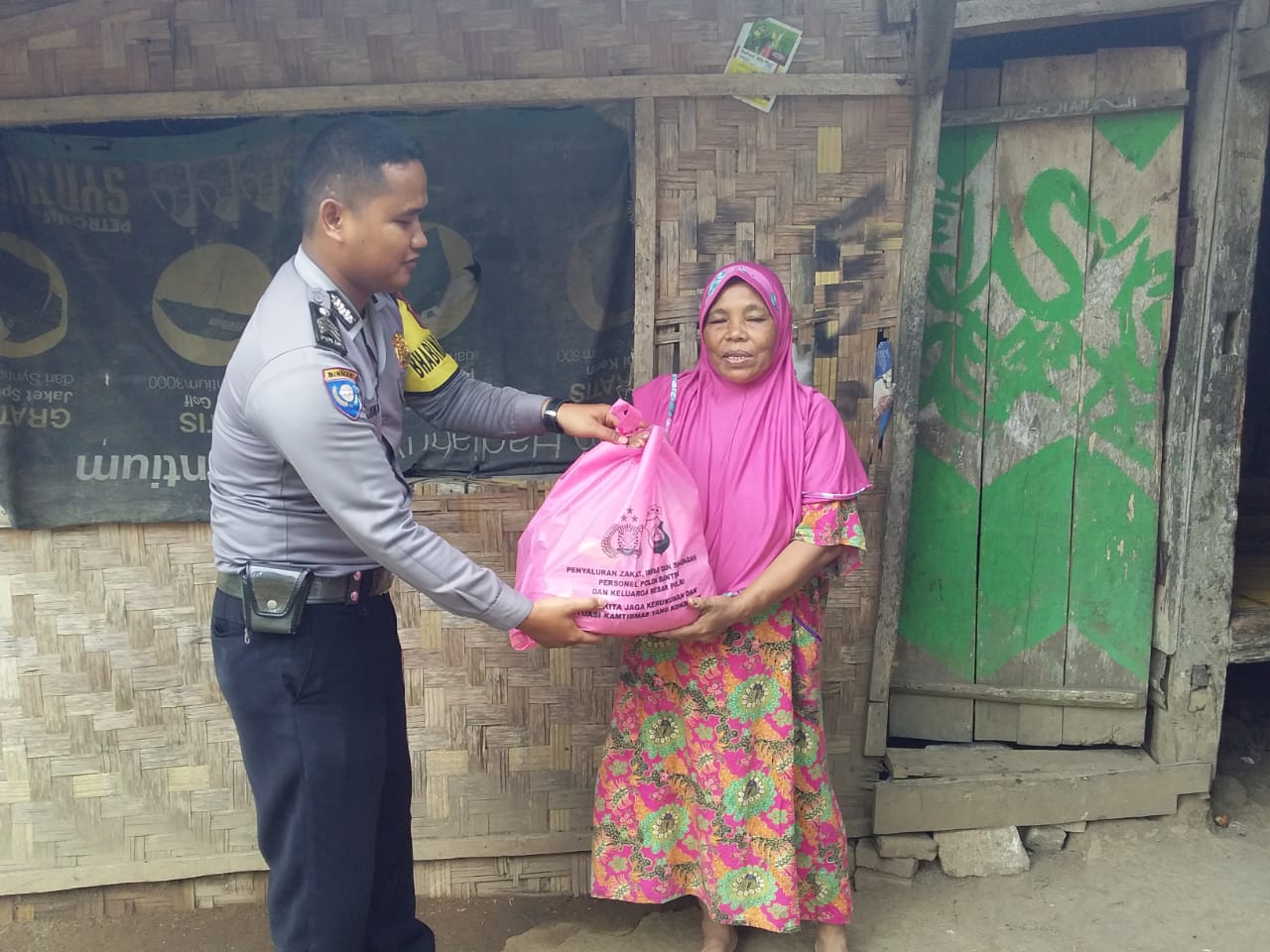 Bangun Kebersamaan Polri Dengan Masyarakat, Polda Banten Salurkan Zakat