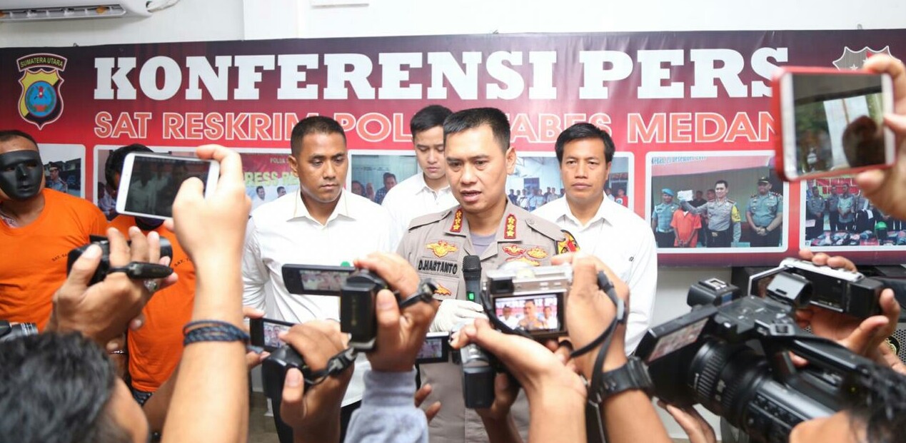 SATRESKRIM POLRESTABES MEDAN BEKUK 4 KOMPLOTAN PERAMPOK 20 TON KAYU MANIS DI JALAN ASRAMA MEDAN