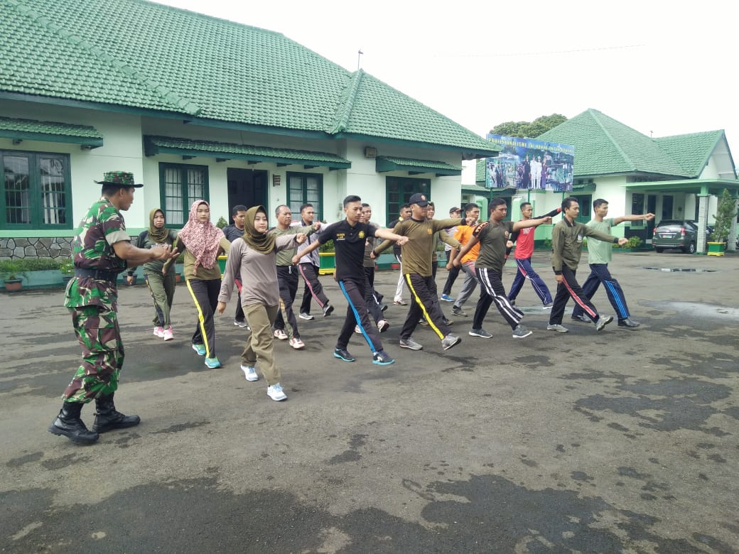 Jelang HUT, Personel Kodim 0703/Cilacap Gembleng Anggota Satpol PP dan Linmas