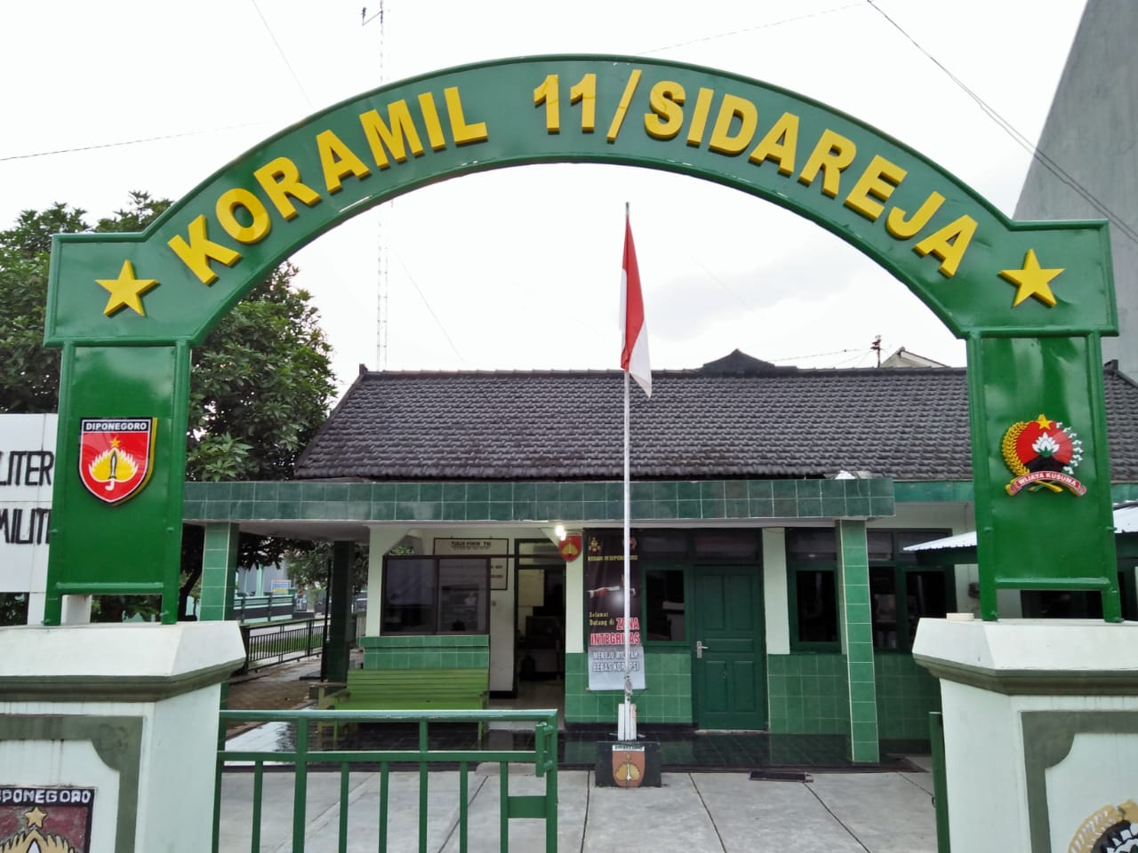 Tak Ingin Terlihat Kumuh, Koramil Sidareja Bangun Gapura