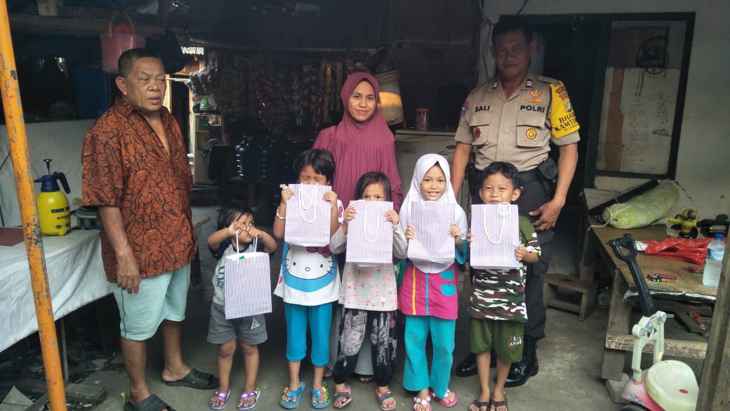 Polisi Peduli Anak, Kapolsek Kembangan Berikan Bantuan Alat Tulis