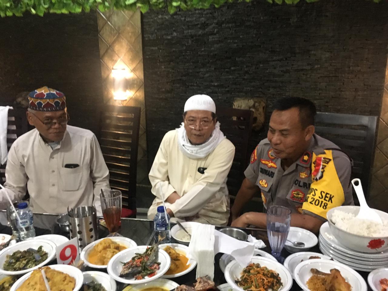 Kegiatan buka puasa bersama Kapolsek Pondok Gede dengan elemen masyarakat, Ormas dan aktifis mahasiswa di Wilayah Kecamatan Pondok Gede