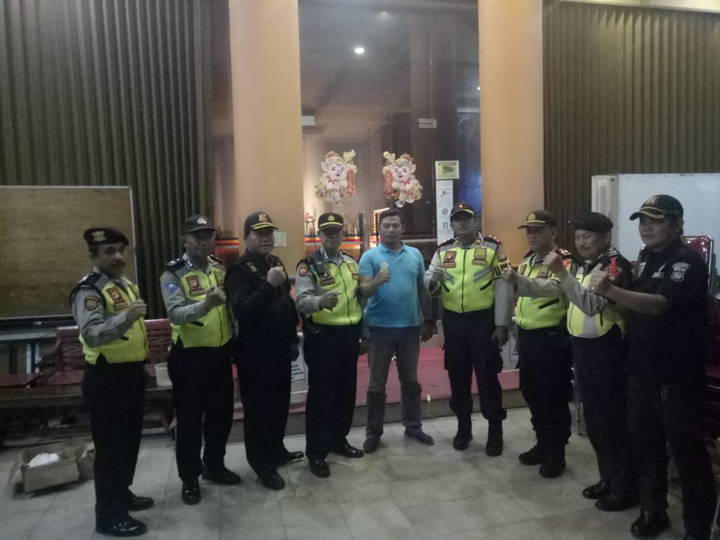 Jelang Hari Raya Waisak, Polsek Tanjung Duren Patroli Keamanan Vihara