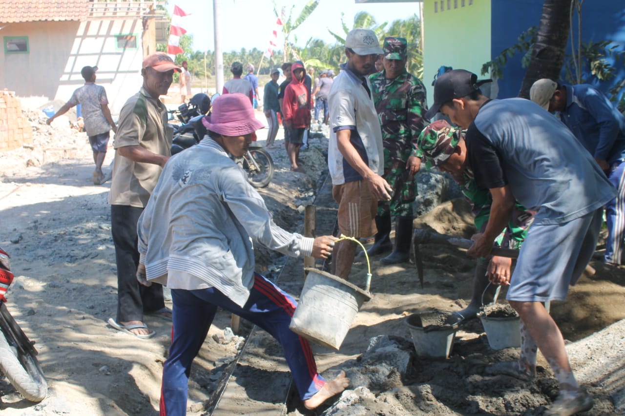 Tak Kenal Libur, Satgas TMMD dan Warga Kebut Sasaran Fisik