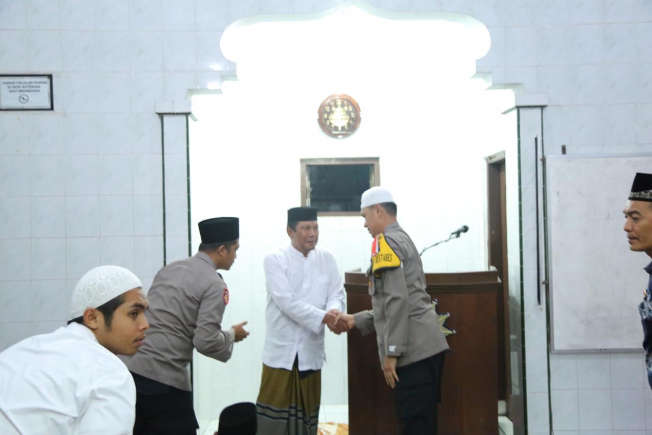 Kapolrestabes Medan Sholat Subuh Berjamaah di Masjid Istiqomah Medan Sekaligus Bersilaturahmi