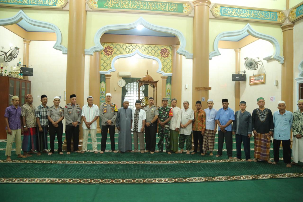KAPOLRESTABES MEDAN BERSAMA KAPOLSEK DELITUA SHOLAT SUBUH BERJAMAAH DIMASJID LAHMUDDIN DALIMUNTHE DESA SUKA MAKMUR