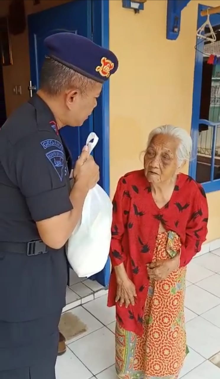 Bantuan Satbrimob Polda Banten Untuk Warga Lansia di Kampung Kamalaka Taktakan