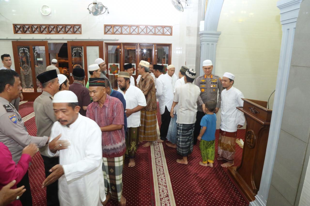 Kapolrestabes Medan Sholat Subuh Berjamaah di Masjid Baitur Ridho Medan, Sampaikan Pesan Kamtibmas