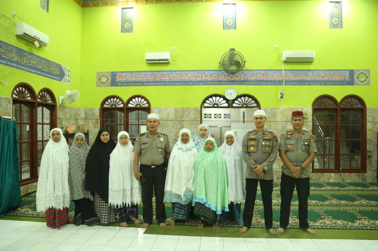 Kapolrestabes Medan Sholat Subuh Berjamaah di Masjid Al-Huda Medan, Ini Pesannya
