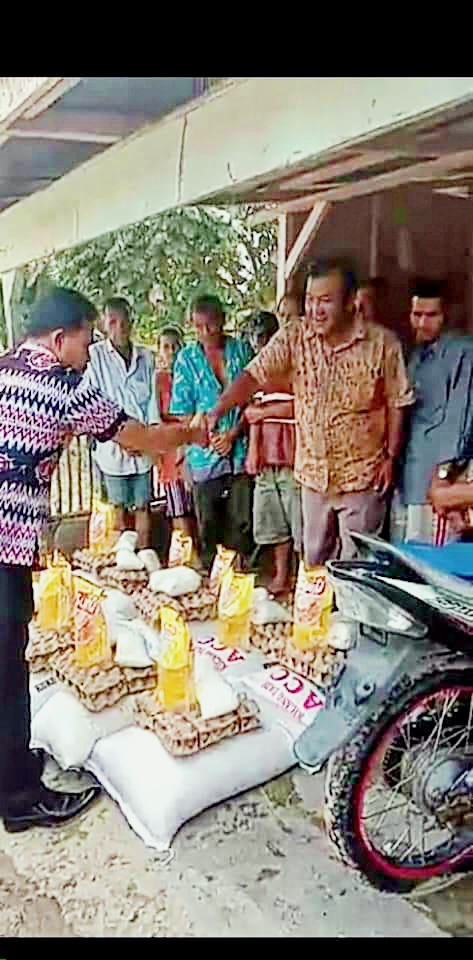 Bupati Humbang Hasundutan, Diwakili Kadis Sosial Berikan Batuan Kepada Warga Terkena Bencana Bajir
