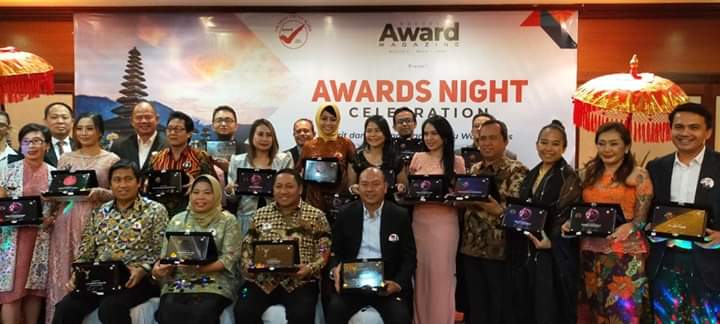Bupati Taput Terima Penghargaan Bupati Terbaik Versi Indonesia Award Magazine pada Government Award 2020