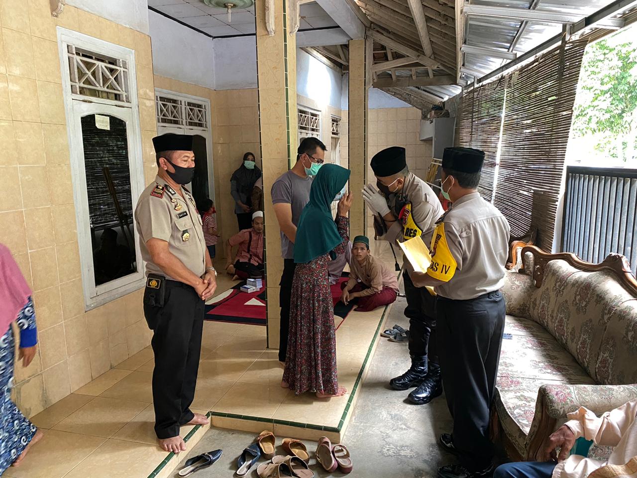 Peduli Keluarga Anggota, Kapolres Pandeglang Melayat ke Rumah Duka