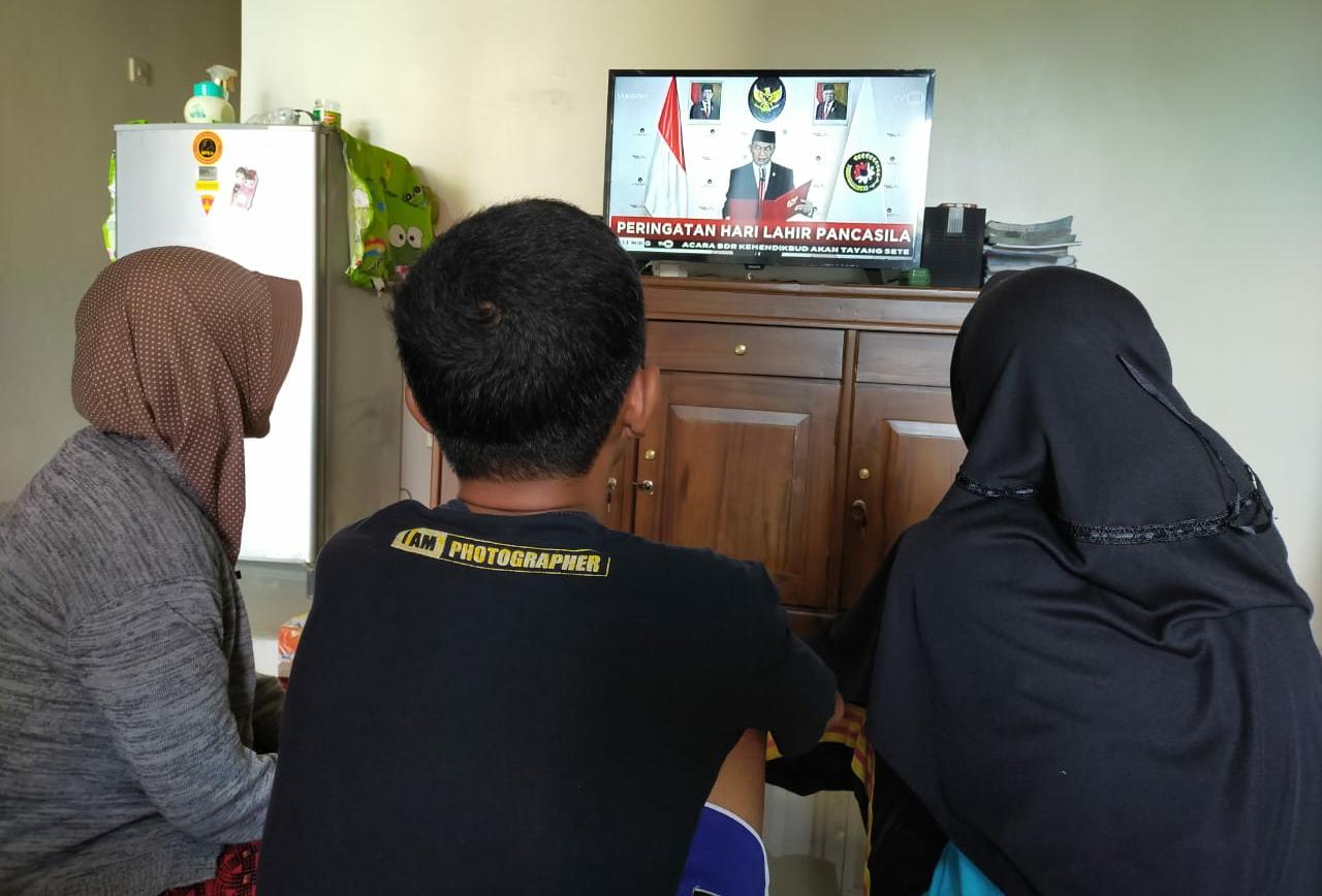 PRAJURIT DAN PNS BESERTA KELUARGA LANAL YOGYAKARTA NYAKSIKAN LANGSUNG SIARAN VIRTUAL PERINGATAN HARI LAHIR PANCASILA TAHUN 2020