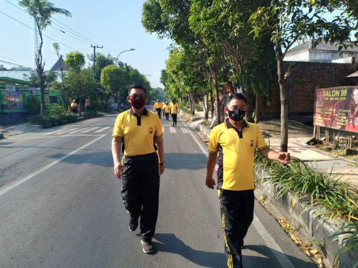 Jaga kebugaran Tubuh Kapolsek Parengan Bersama anggota laksanakan olah raga bersama