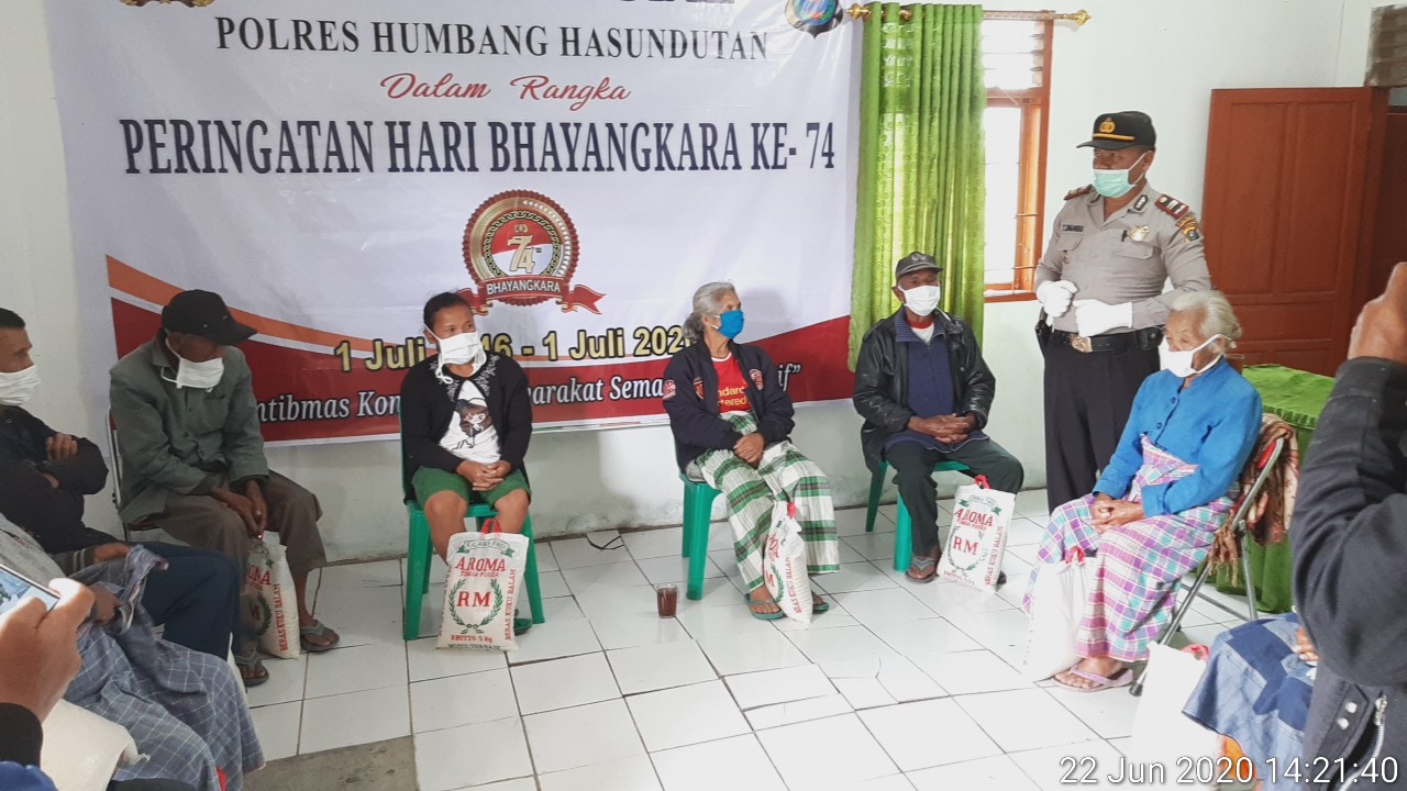 Dalam Rangka Hari Bhayangkara ke 74 Polres Humbahas Memberikan Bansos kepada Masyarakat Yang Kurang Mampu
