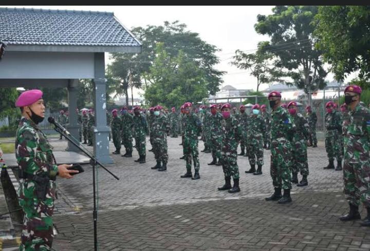 Prajurit Petarung Yonmarhanlan V Terima Jam Komandan