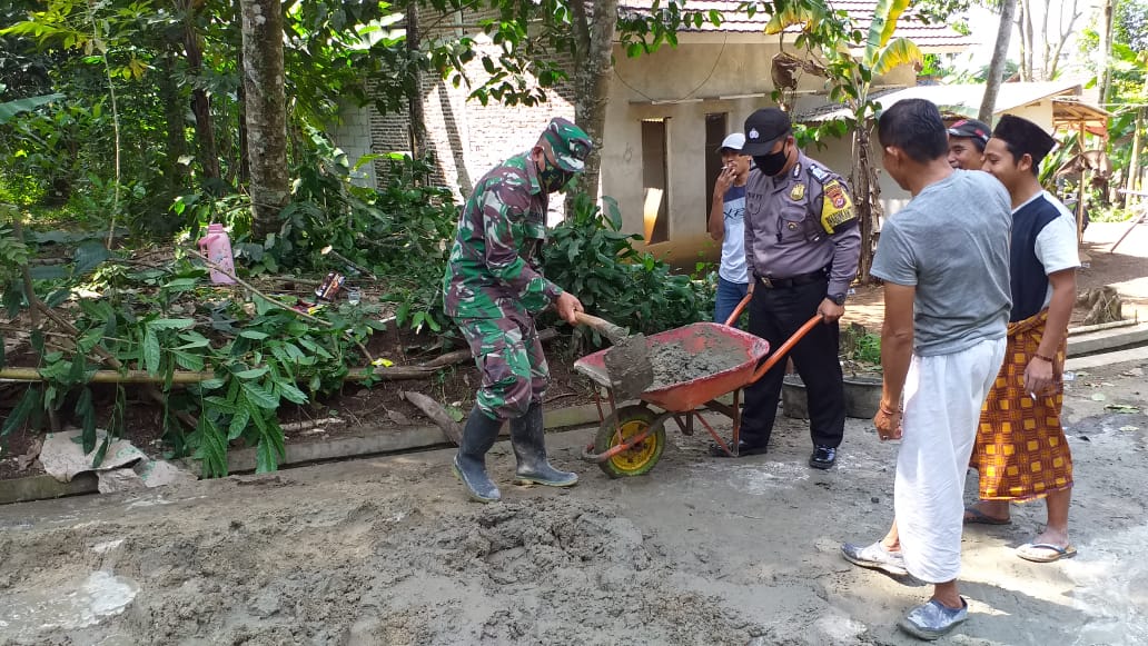Sinergi TNI – Polri Bersama Masyarakat Gotong Royong Perbaiki Jalan Rusak di Kampung Jarokasang