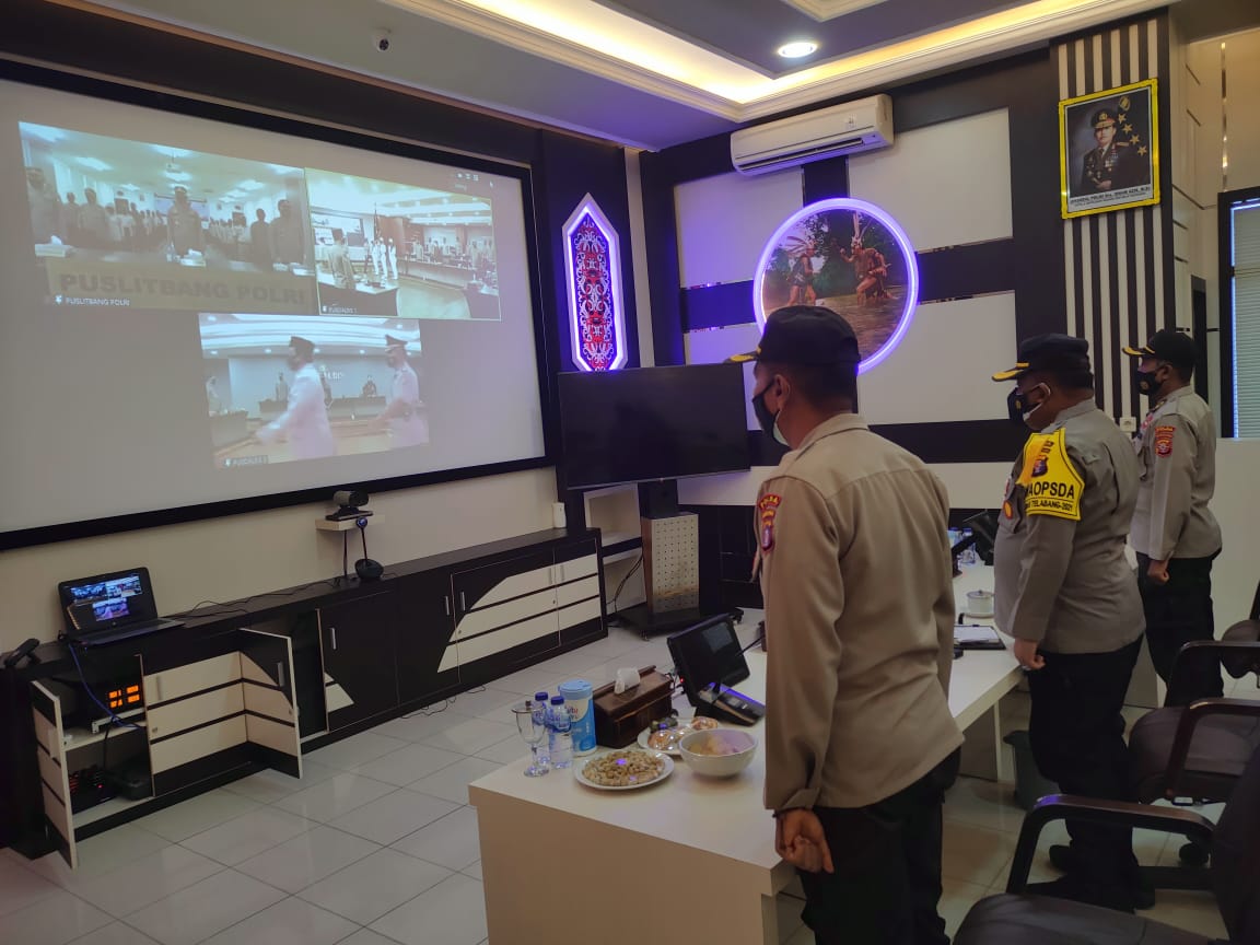 Polda Kalteng Saksikan Secara Virtual Penyerahan Pataka, Tanda Kesatuan, Korp Kesatuan Brevet Peneliti, Mars dan Hymne Puslitbang Polri