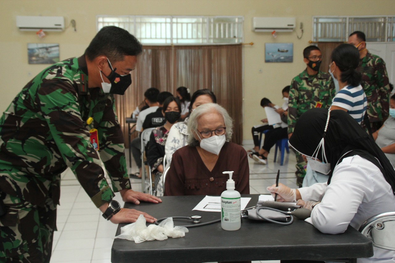 Serbuan Vaksinasi di RS TNI AU Sam Ratulangi, Ramah Bagi Opa dan Oma