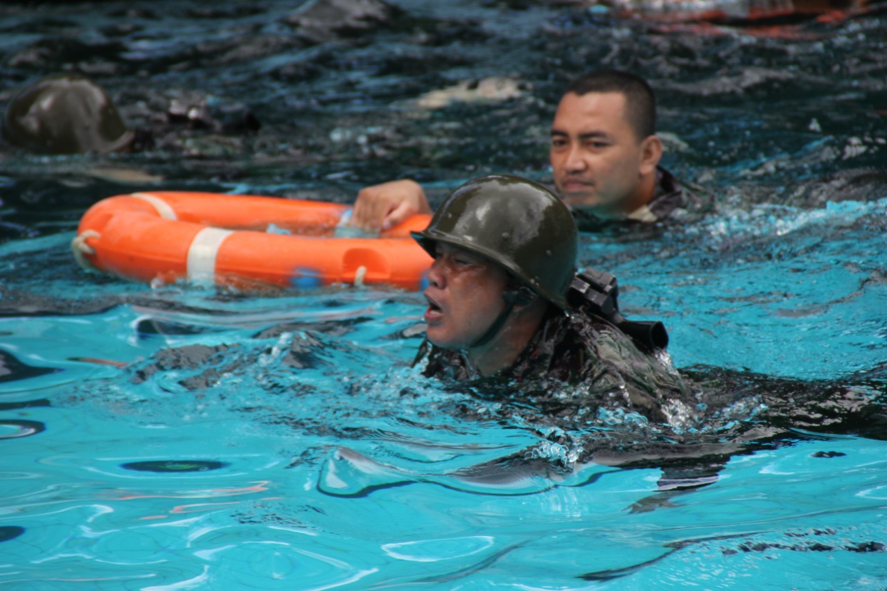 Tentara Langit Manado, Berlatih Renang