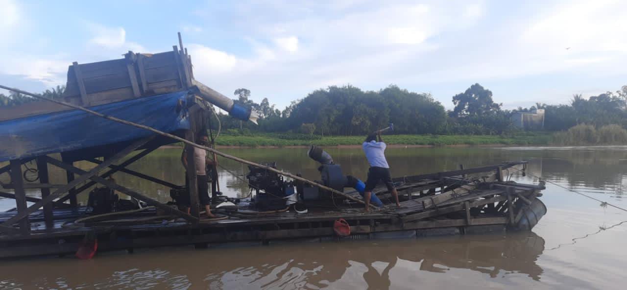 Patroli Antisipasi PETI di aliran Sungai Kuantan, Temukan 3 unit Rakit PETI dan Langsung di Hancurkan.