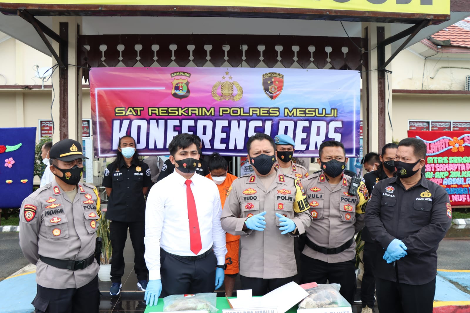 Polres Mesuji Melaksanakan Konferensi Pers Terkait Pengungkapan dan Penangkapan Buronan Pelaku Tindak Pidana Pembunuhan