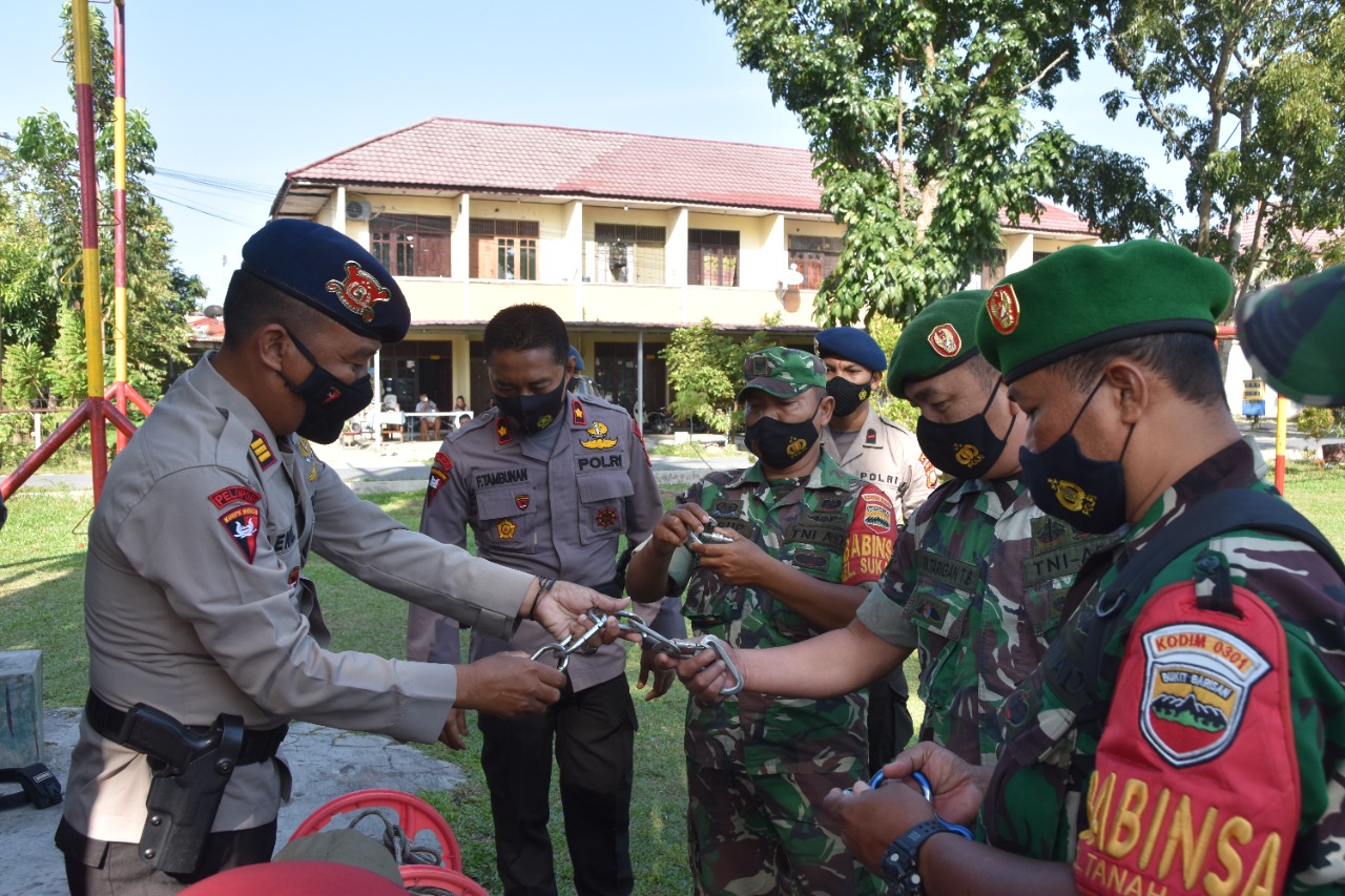 Dansat Brimob Polda Riau meninjau Lokasi Gerai Vaksin Mako Satuan Brimob Polda Riau Bersama Kodim 0301/Pbr