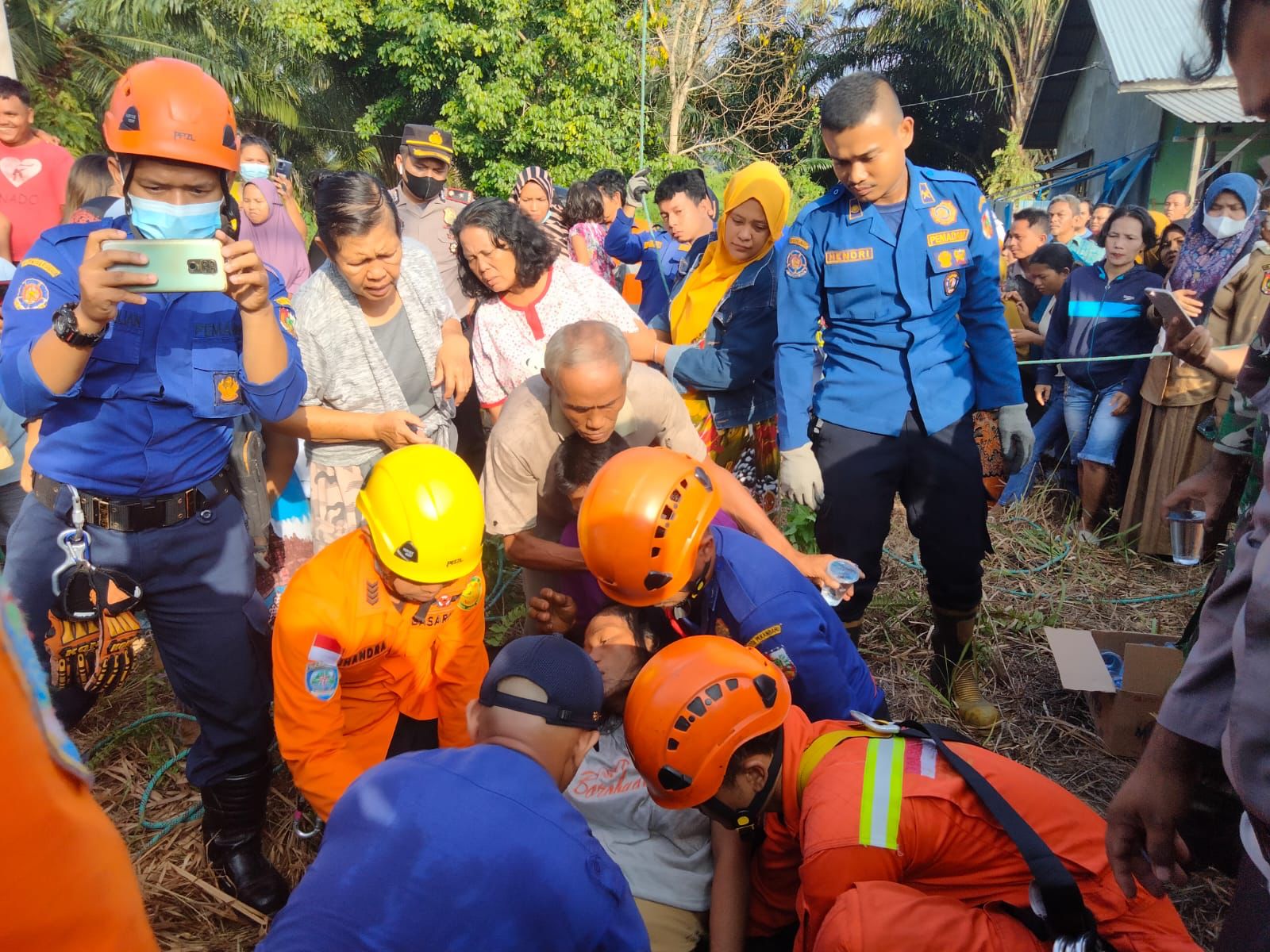 Teriakan “Sayang Ayo Turun” Kapolsek Tenayan Raya, Selamatkan Warga Yang Nekat Memanjat Tower SUTET