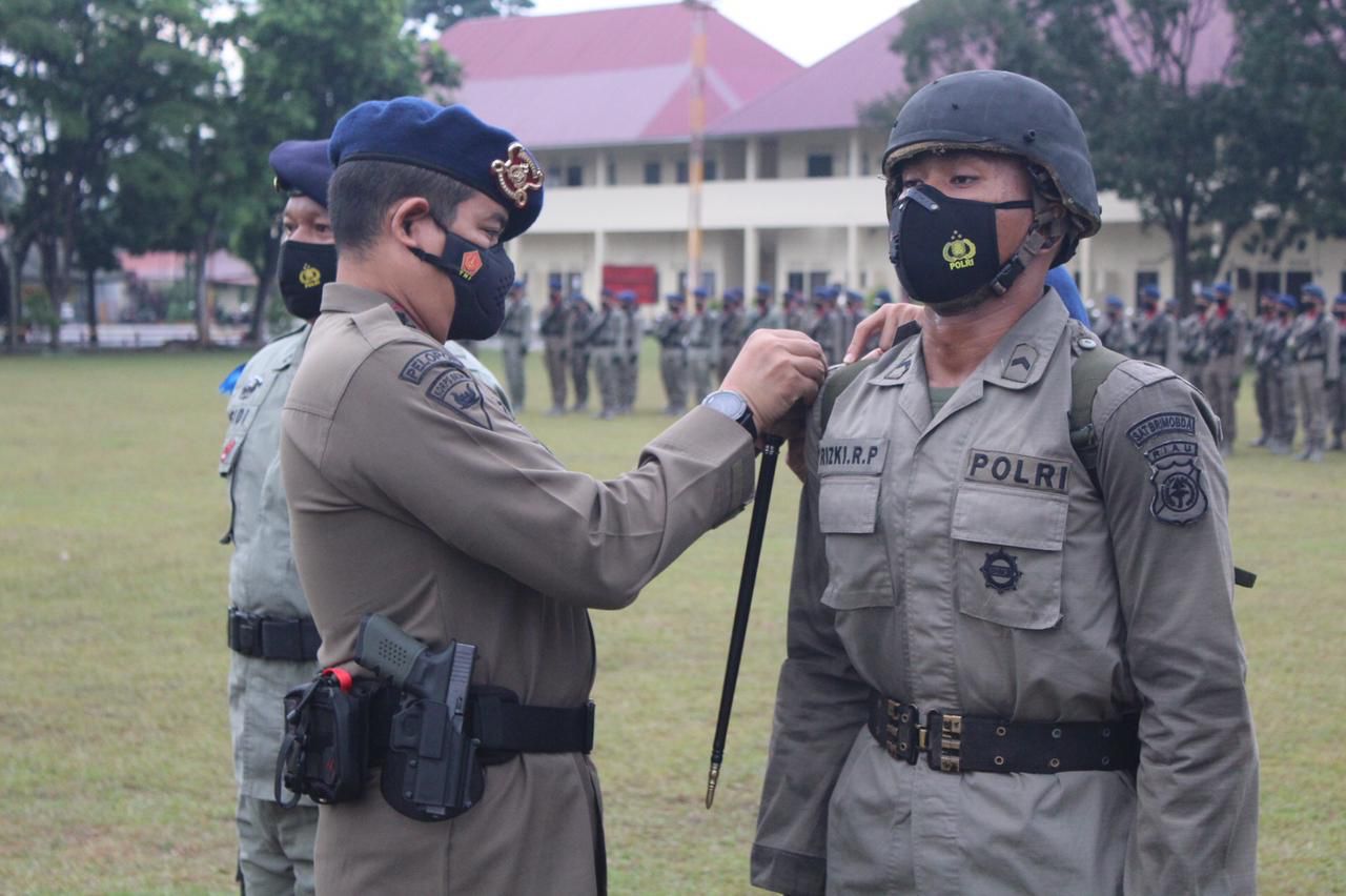 Dansat Brimob Polda Riau Buka Bintradisi Bintara dan Tamtama Remaja Lulusan Watukosek Tahun 2021