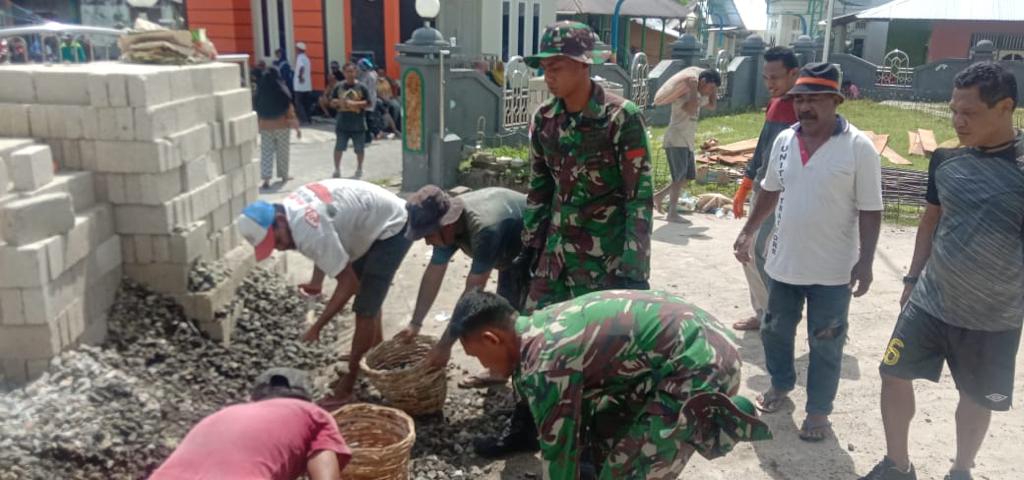Satgas Kodim Maluku Yonarhanud 11/WBY Karya Bhakti Membuat Tempat Wudhu Bersama Masyarakat