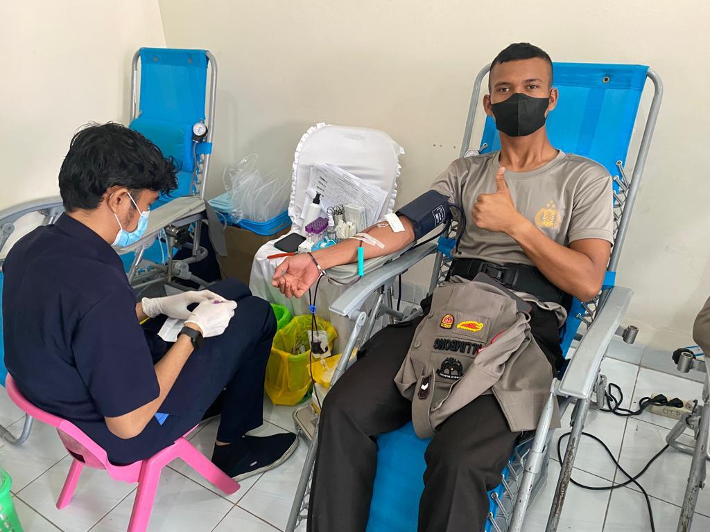 Dalam HUT Basarnas, Personil Sat Brimob Polda Riau Ikuti Donor Darah