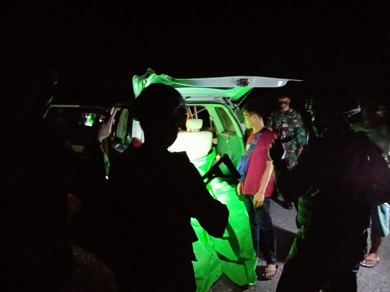 Jaga Stabilitas Keamanan Anggota Satgas Yonif 144/JY Laksanakan Sweeping Malam Hari di Perbatasan