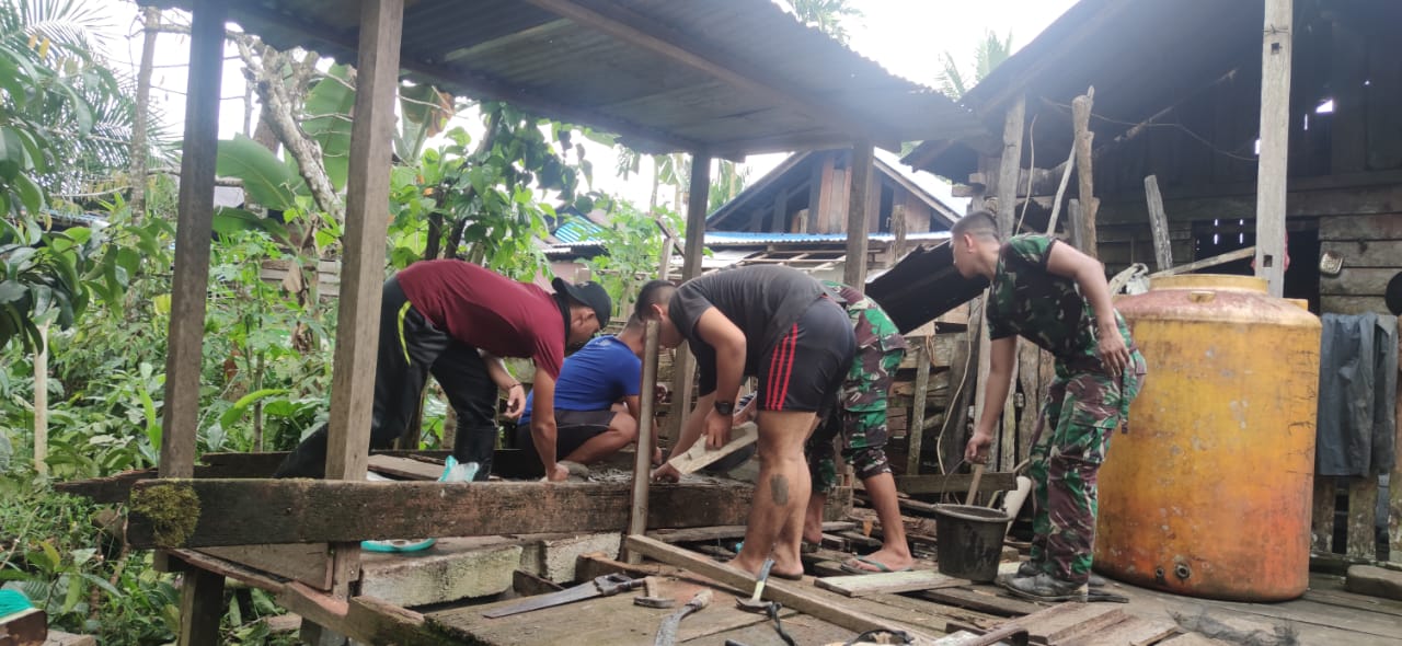 Satgas Pamtas RI-Malaysia Yonif Mekanis 643/Wns Bangun Jamban Di Rumah Ketua Adat.