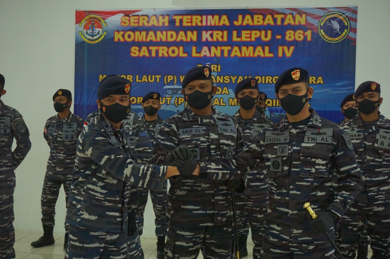 Dansatrol Lantamal IV Pimpin Sertijab Komandan KRI Lepu 861